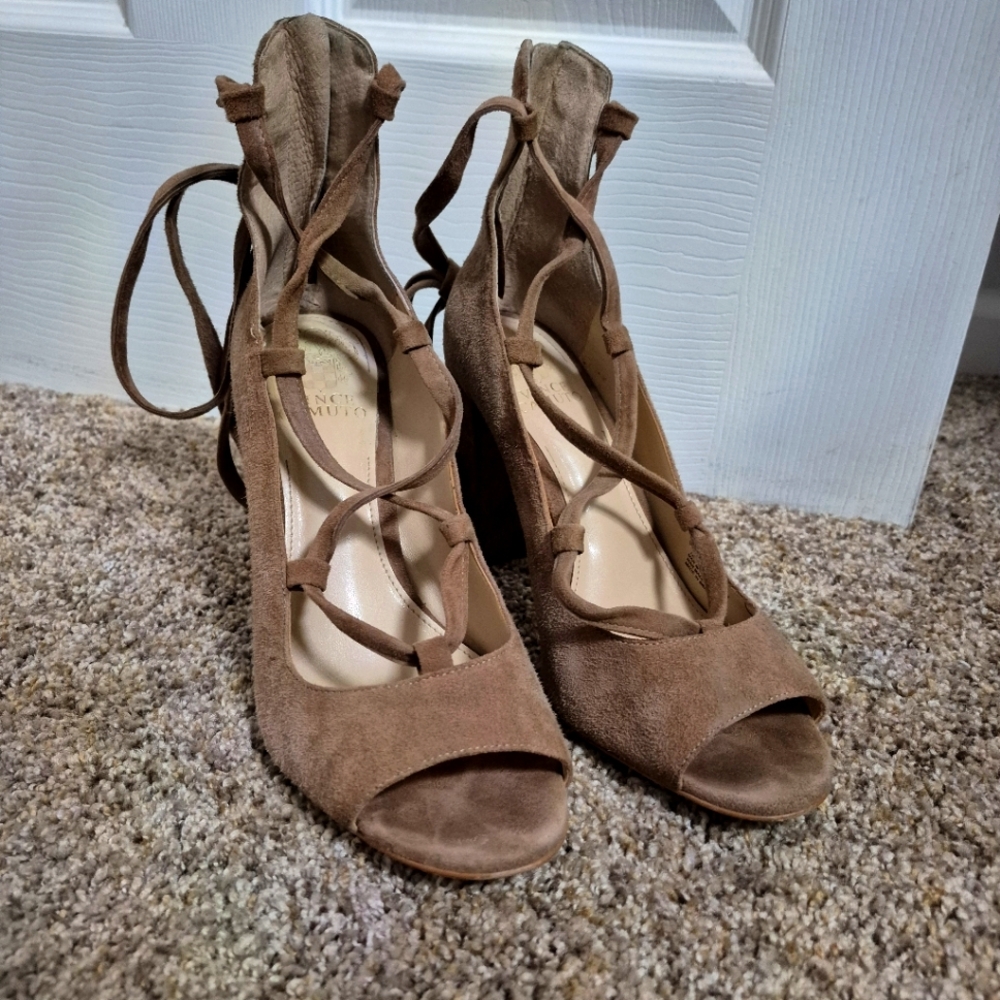 Vince Camuto tie up leg pump